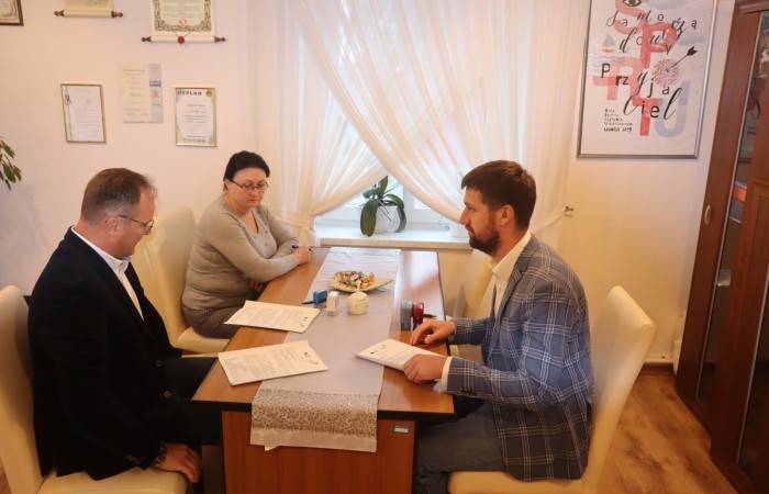 Wóji i p. skarbnik w trakcie podpisywania dokumentów