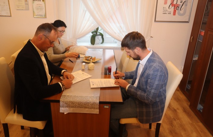 Wóji i p. skarbnik w trakcie podpisywania dokumentów