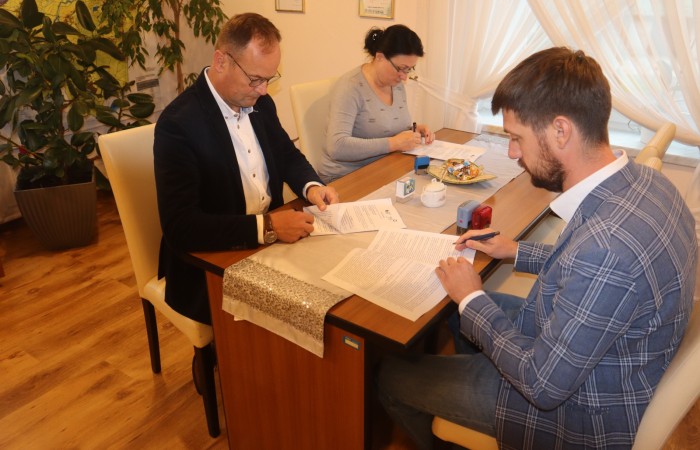 Wóji i p. skarbnik w trakcie podpisywania dokumentów