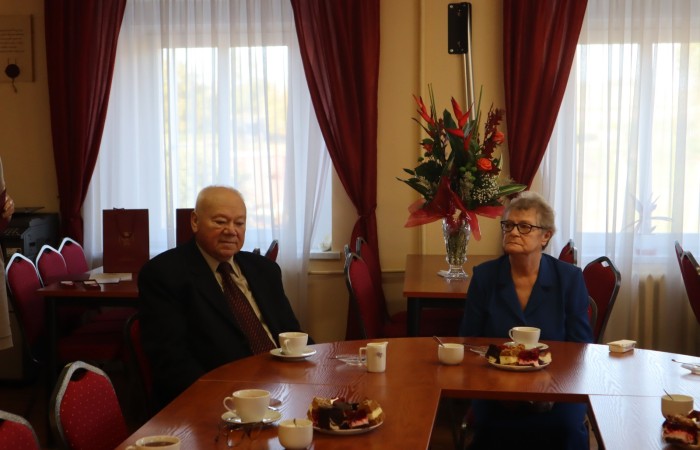 zdjecie pary świętującej złote gody