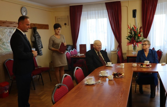 zdjecie pary świętującej złote gody wraz z wójtem