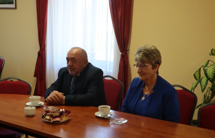 zdjecie pary świętującej złote gody