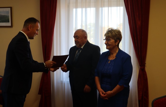 wręczenie pamiątkowego dyplomu przez wójta dla pary świętującej jubileusz złotych godów