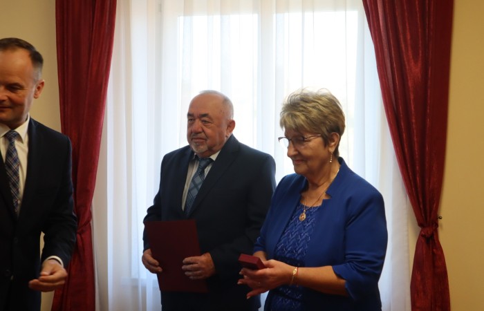 wręczenie pamiątkowego dyplomu przez wójta dla pary świętującej jubileusz złotych godów