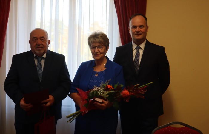 wręczenie pamiątkowego dyplomu przez wójta dla pary świętującej jubileusz złotych godów wraz z wójtem
