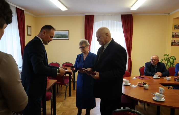 wręczenie pamiątkowego dyplomu przez wójta dla pary świętującej jubileusz złotych godów