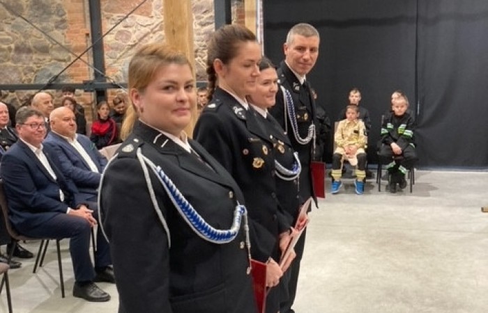 zdjęcie z wręczenia promesy strażakom