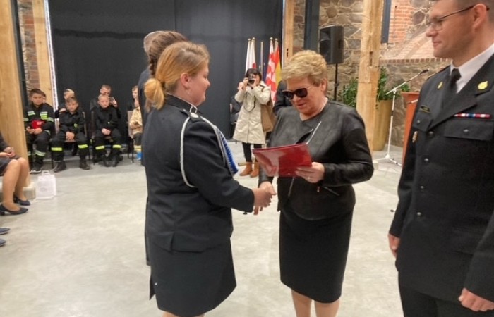zdjęcie z wręczenia promesy strażakom