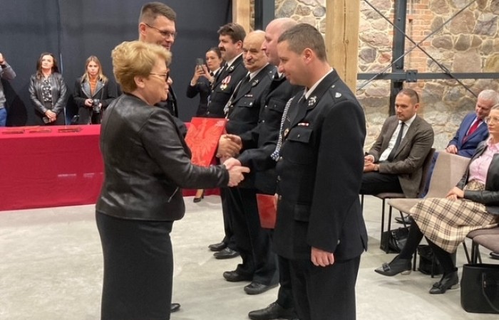 zdjęcie z wręczenia promesy strażakom