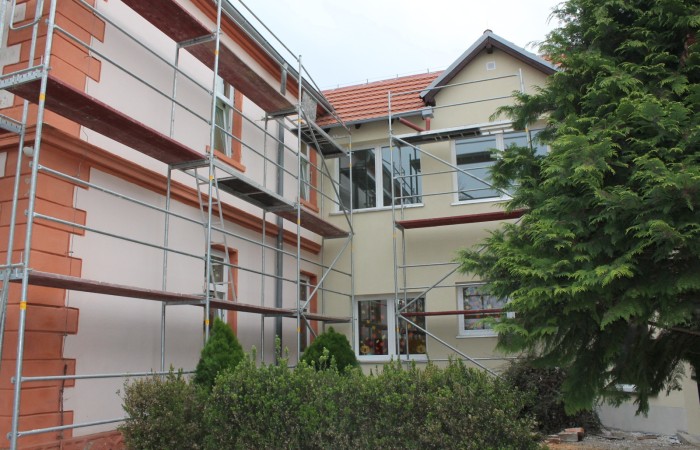 zdjęcie ocieplanego budynku szkoły podstawowej w kościelcu