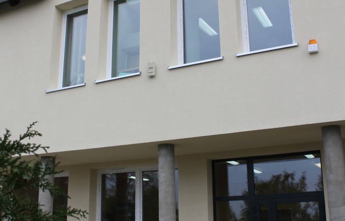 zdjęcie ocieplonego budynku szkoły podstawowej w kościelcu