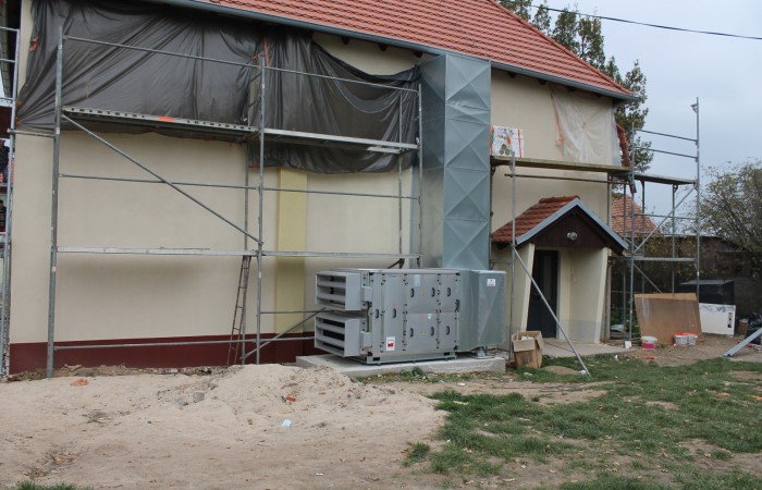 zdjęcie ocieplanego budynku szkoły podstawowej w kościelcu