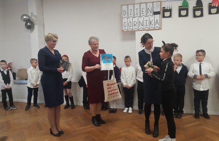 zdjecie z wręczenia nagrody za konkurs plastyczny