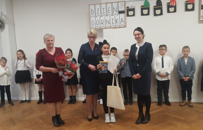 zdjecie z wręczenia nagrody za konkurs plastyczny