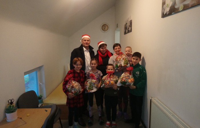 zdjęcie Wójta Gminy Krotoszyce z obdarowanymi dziećmi z Ukrainy