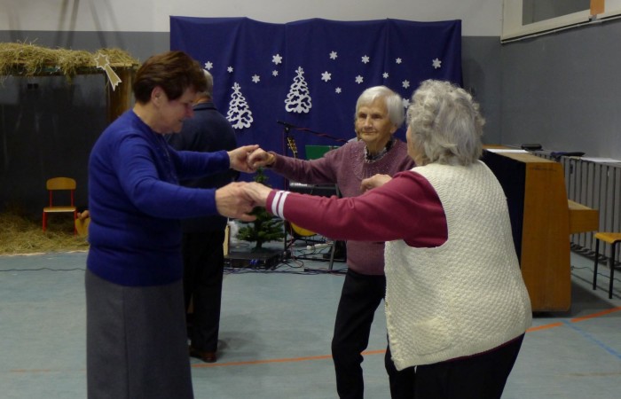 Tańczący uczestnicy spotkania