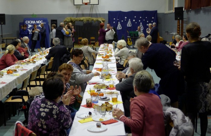 Rozmowa uczestników spotkania przy stole