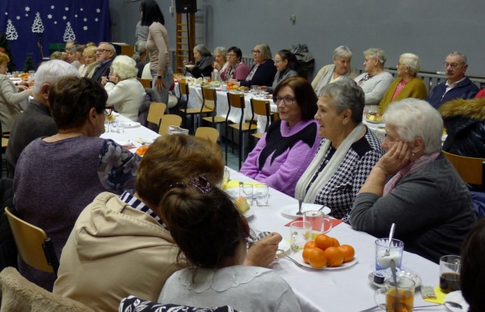 Uczestnicy spotkania dyskutujący przy stole