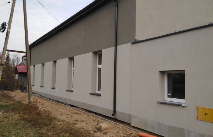 Zdjęcie przedstawia budynek sali gimnastycznej w Kościelcu