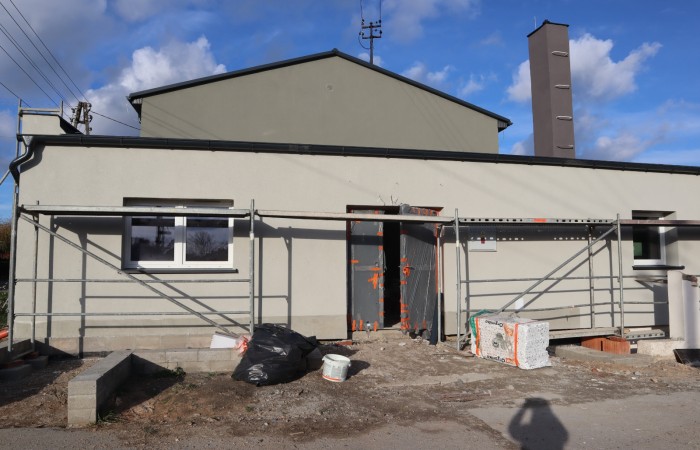 Zdjęcie przedstawia budynek sali gimnastycznej w Kościelcu