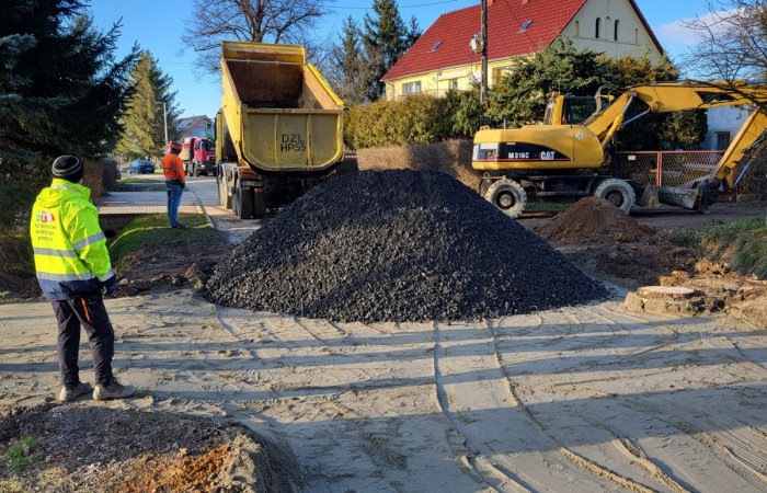 Zdjęcie przedstawia prace budowlne w Tyńczyku Legnickim