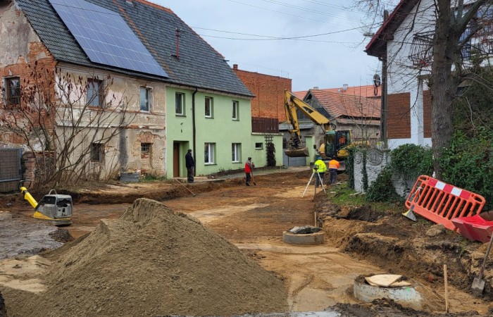 Zdjęcie przedstawia prace budowlne w Tyńczyku Legnickim