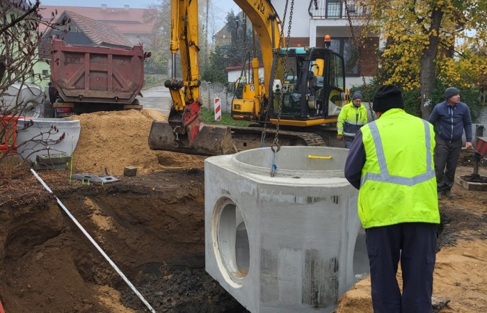 Zdjęcie przedstawia prace budowlne w Tyńczyku Legnickim