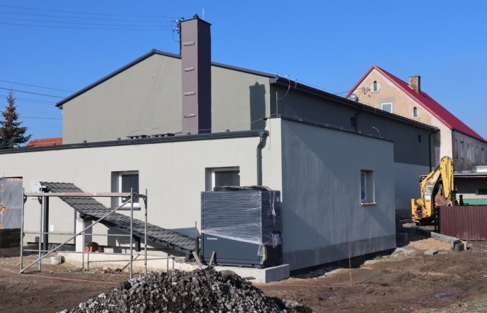 zdjęcie przedstawia budynek sali gimnastycznej od zewnątrz