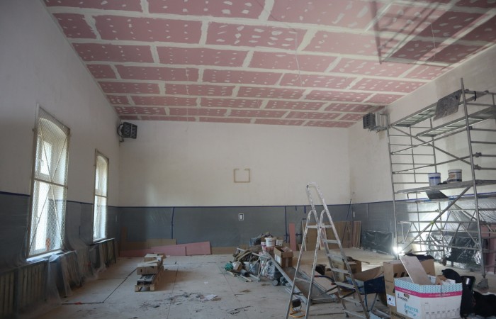 zdjęcie przedstawia budynek sali gimnastycznej od wewnątrz