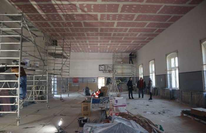 zdjęcie przedstawia budynek sali gimnastycznej od wewnątrz