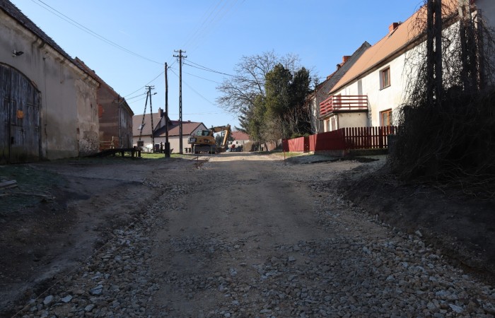 Zdjęcie przedstawia drogę w Janowicach Dużych w czasie przebudowy