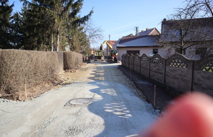 Zdjęcie przedstawia drogę w Janowicach Dużych w czasie przebudowy