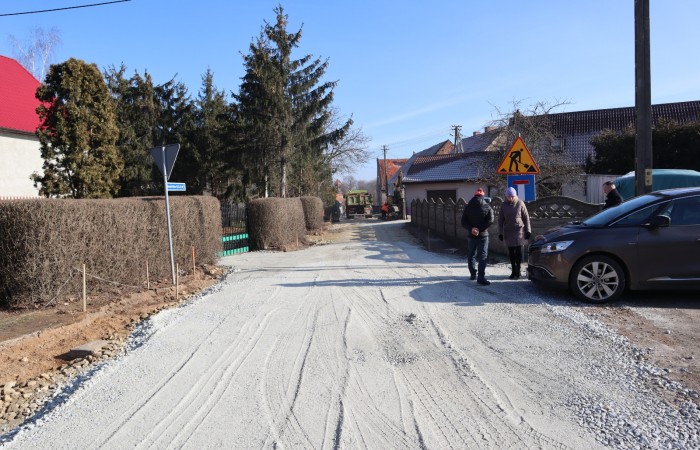 Zdjęcie przedstawia drogę w Janowicach Dużych w czasie przebudowy