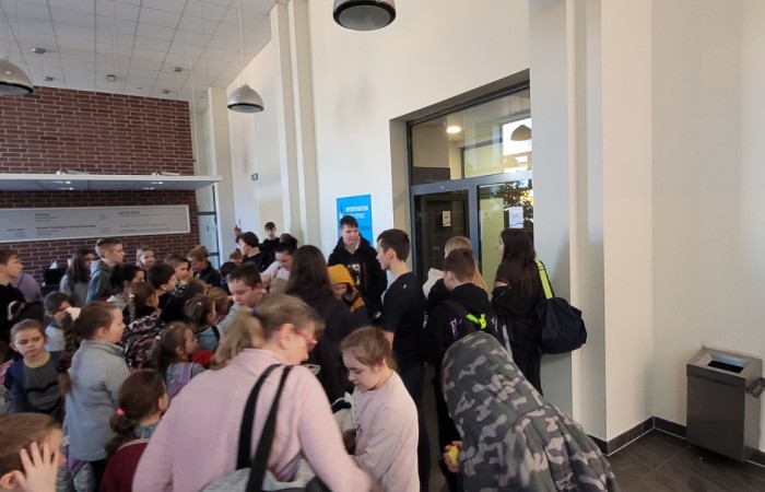 Przybycie uczestników wycieczki do Term Cieplickich