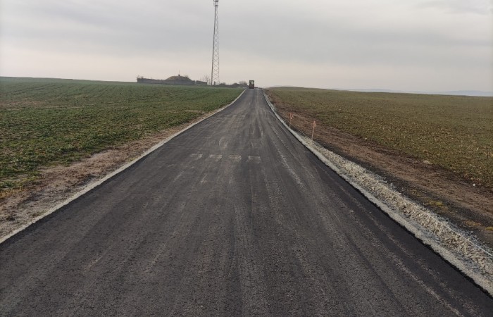 Zdjęcie przedstawia drogę w Warmątowicach Sienkiewiczowskich w trakcje przebudowy