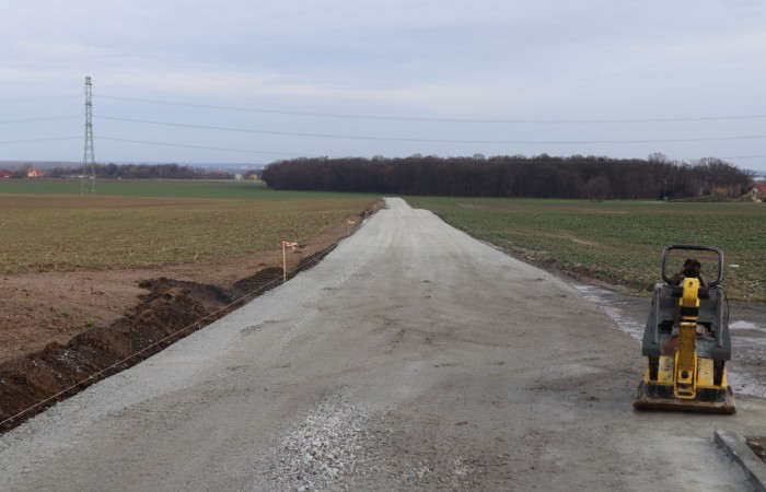 Zdjęcie przedstawia drogę w Warmątowicach Sienkiewiczowskich w trakcje przebudowy