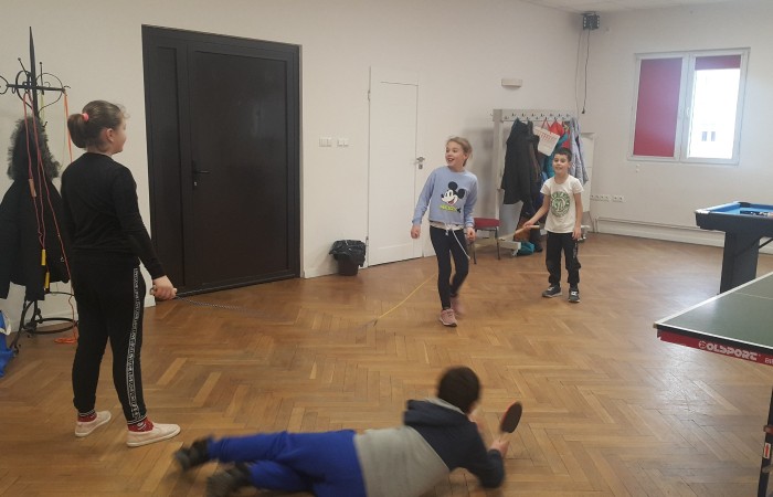 Dzieci skaczą na skakance