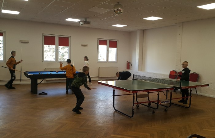 Dzieci grają w ping-ponga