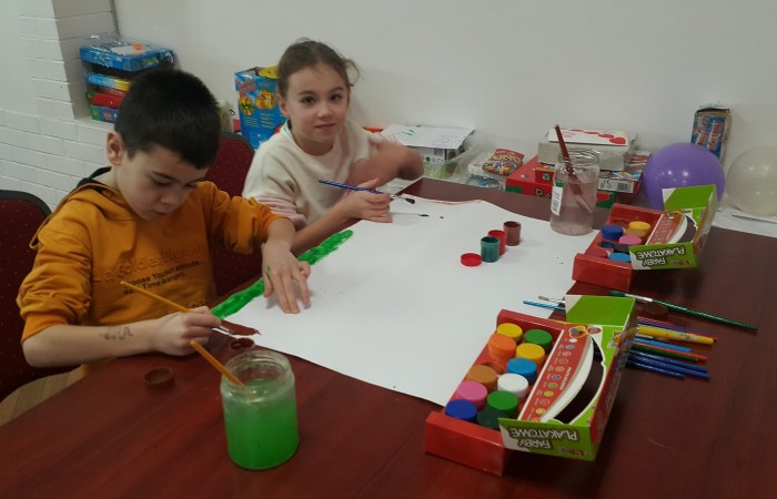 Dzieci malują farbami
