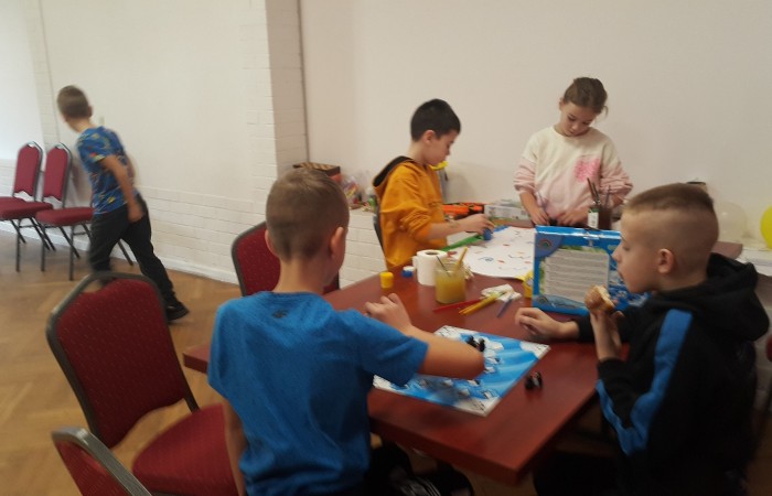 Dzieci malują farbami