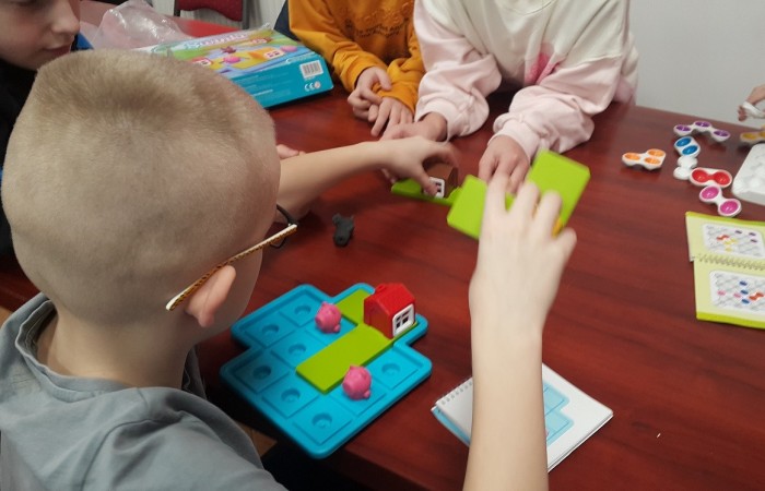 Dzieci układają klocki