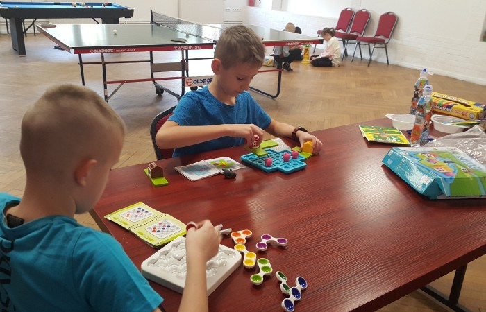 Dzieci układają klocki