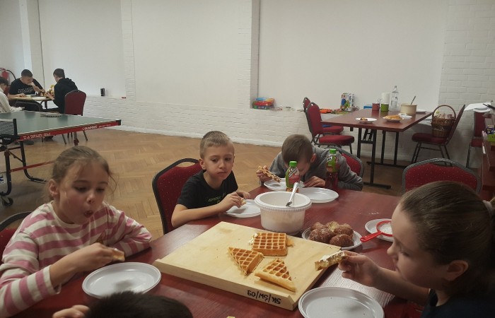 Dzieci jedzą smakolyki