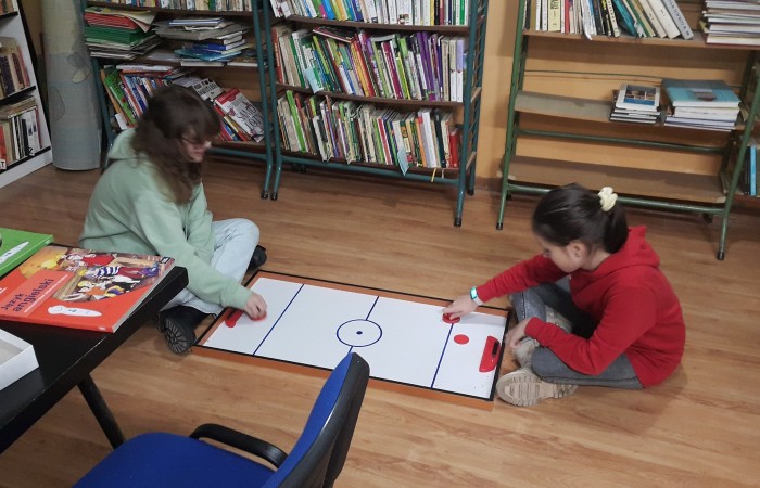 Dzieci grają w cymbergaj