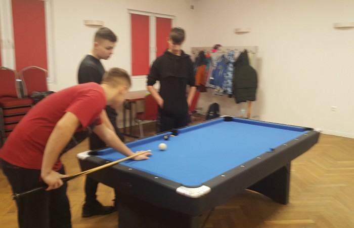 Młodzież gra w billard