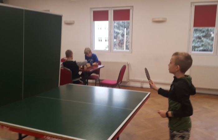 Dziecko gra w ping-ponga