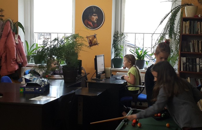 Dziecko bawi się przy komputerze