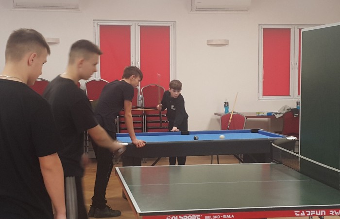 Mlodzież gra w ping-ponga
