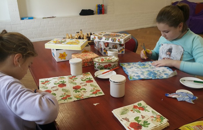 Dzieci wycinają ksztalty z papieru ozdobnego