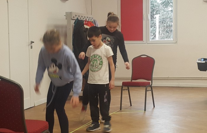 Dzieci grają w gumę